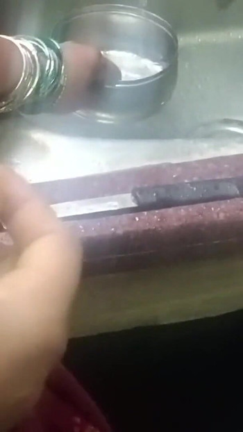 « Moment envoûtant de « sexe de tatie avec un garçon dans la cuisine »