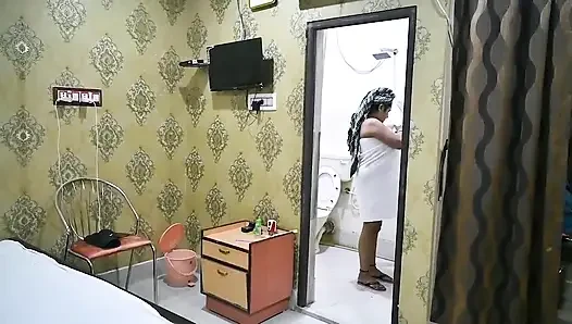 40 yaşındaki Hintli orta yaşlı seksi kadın 18 yaşındaki etli desi lund ile sikişiyor