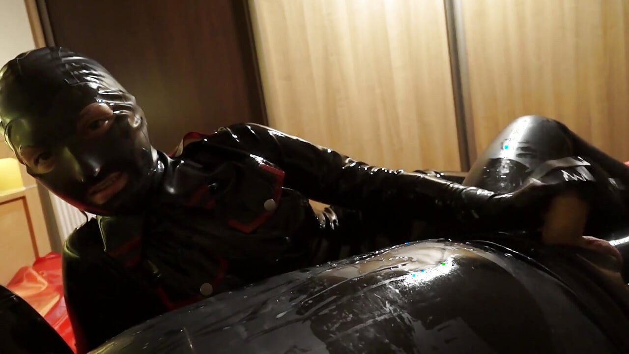 정액을 만드는 Latex Danielle