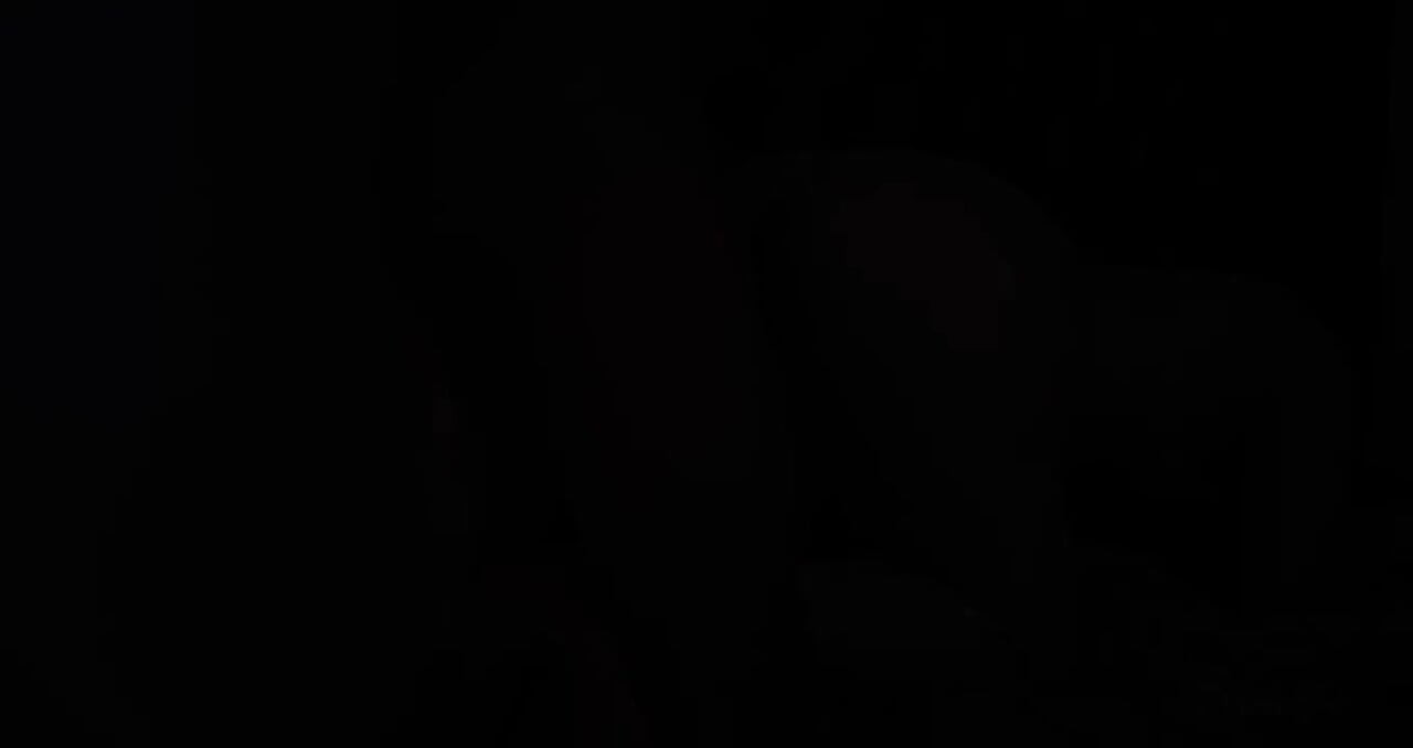 Dalam Suara yang jelas, dia menjerit dan merintih dengan seorang lelaki