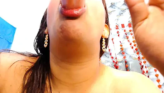 arkadaşımın bol penisini emiyor ya da hayal ediyorum