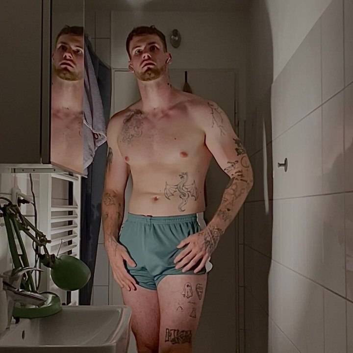 Sexy německé tělo, ale malý penis