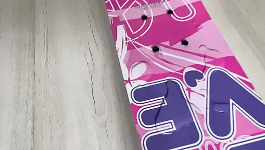 Kencing di skateboardku dan pamer memeknya - close up