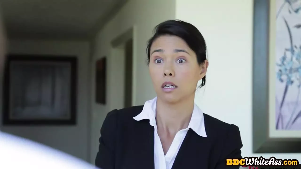 亚洲 Ir Ps 熟女在 3P 中被深喉大黑鸡巴男人操