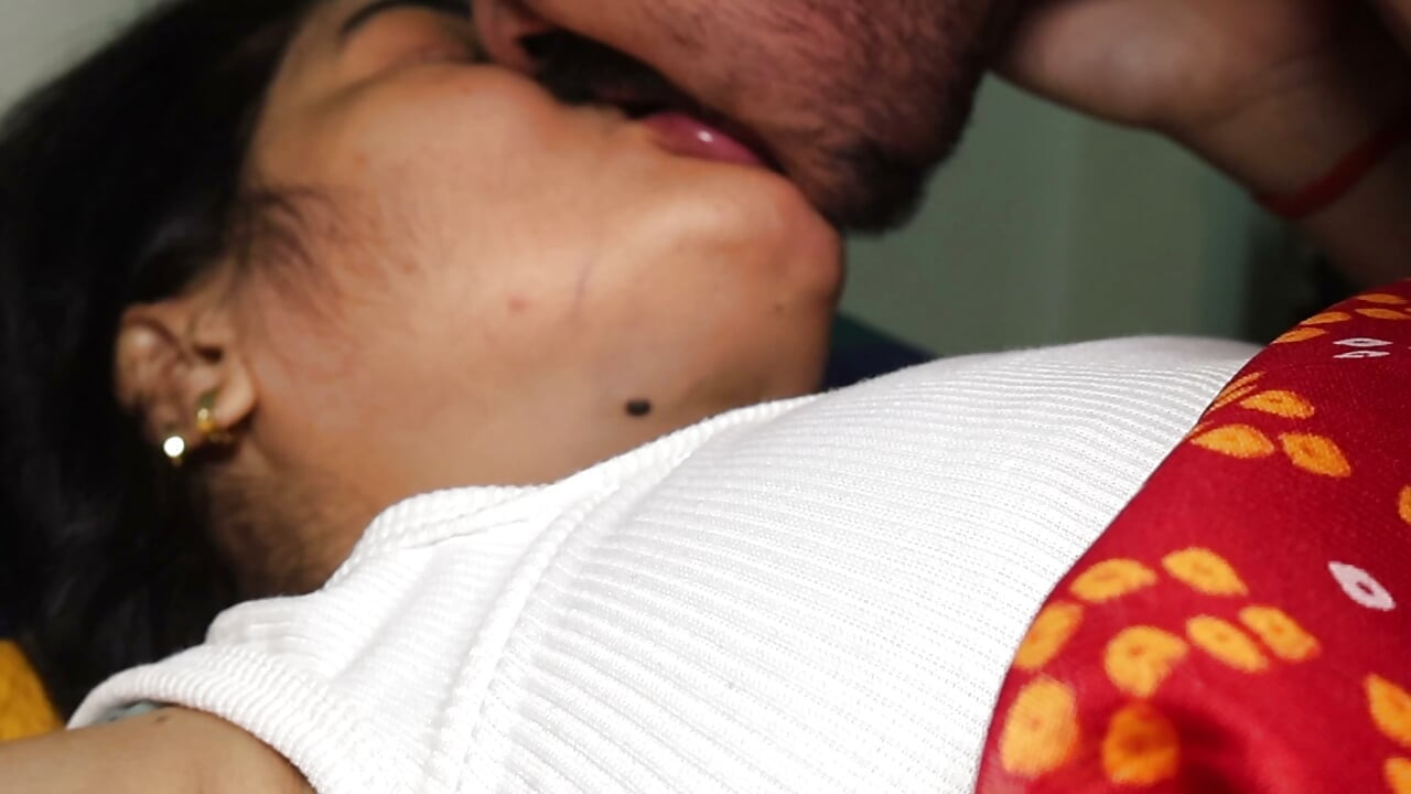 Hintli çekici öğrenci ve öğretmen sert xxx i güzel kız yarak emmek istiyor