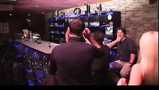 Genç nostaljik sürtük için bukkake büyük klasik yaraklarla sikiliyor ve ağzına boşalıyor