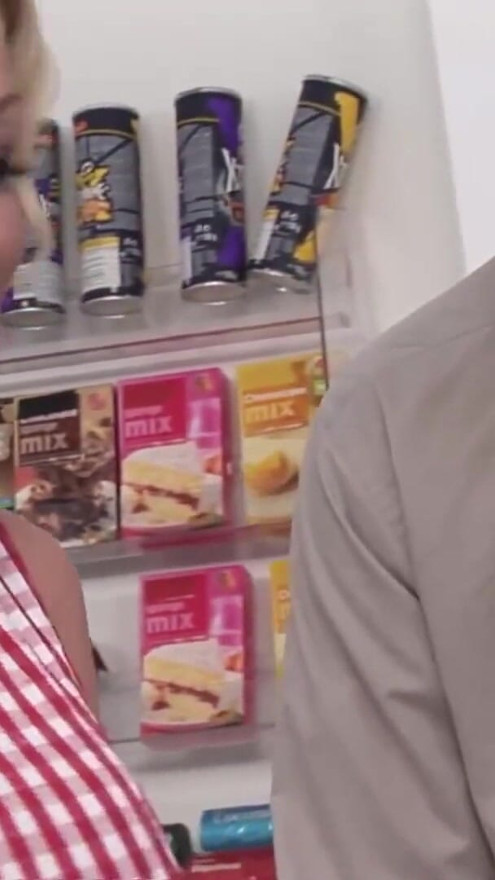 Die blonde MILF mit den grossen Titten, die einen Dildo im Laden gefunden hat, mit einem versauten Dreier entschädigen | Clip 1