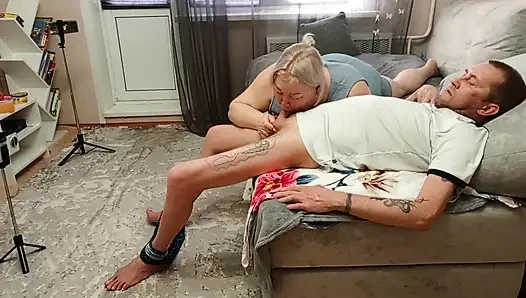 Nachbarin gibt blowjob, um heißes, dickes sperma zu genießen