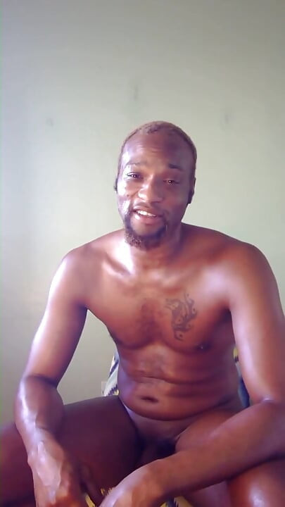 Kennie Jai Gets Ready for the Beach