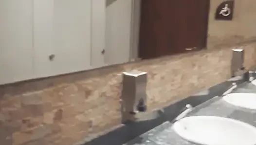 Eşcinsel umumi tuvalet