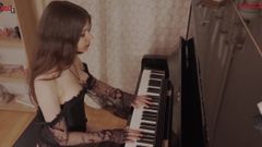 Er verführt seine wunderschöne Stiefschwester, während sie Klavier spielt