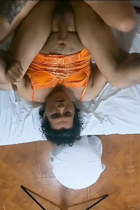 Un mari soumis se fait lécher le cul avant de se faire baiser par sa femme