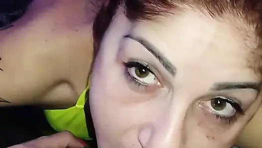 Jacuzzi lagi asik nyepong kontol sampai dicrot di muka dan mulutnya