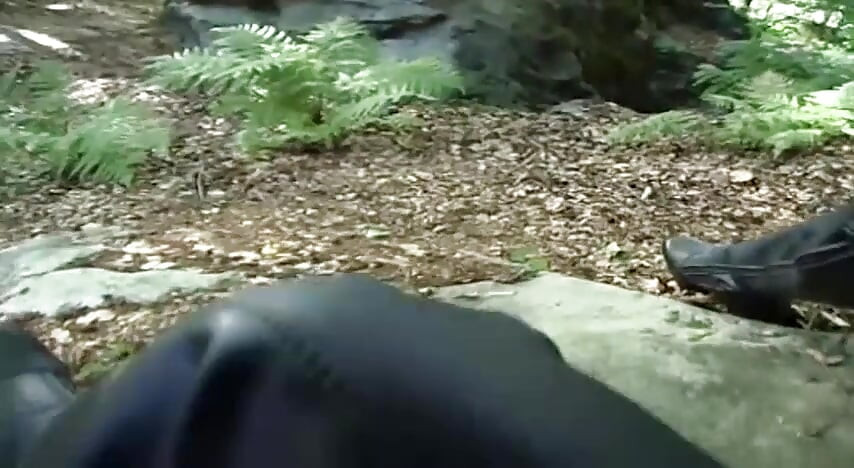 Einsame sklavin in fetischklamotten geht im wald