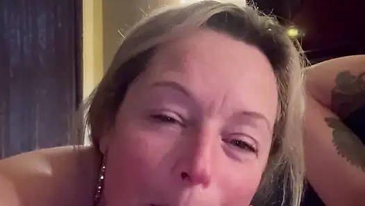 Olgun evli kadın yemek ve yarakla oynuyor