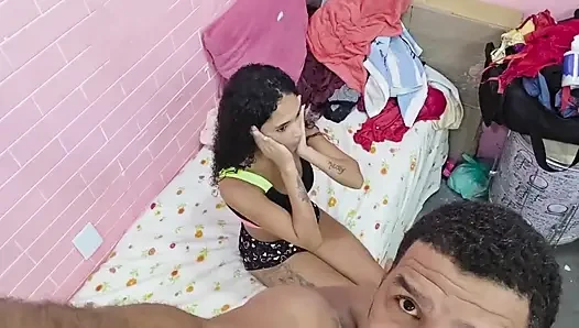 Memasukkannya ke pantat Karina Mello