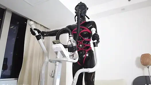 Mz27 - lateksle bağlı bir kız koşu bandında yürüyor