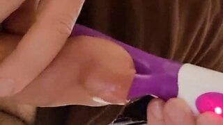 Yahimbehar speelt met het paarse speeltje en vindt het erg leuk