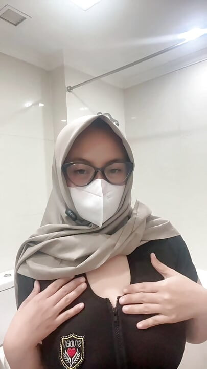 Hijab Masturbating In The Bathroom