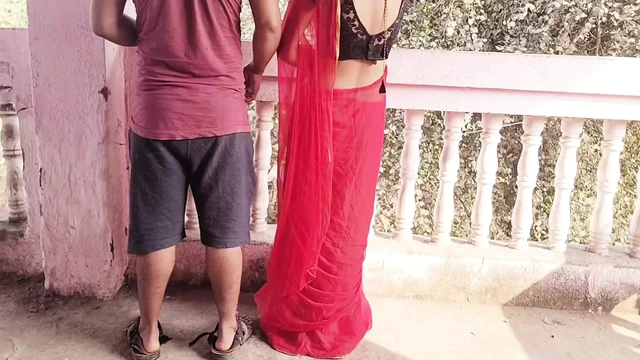 Indian bhabhi ko sari me dekh kr mn Nehi mana to kone me lake chudai kr di