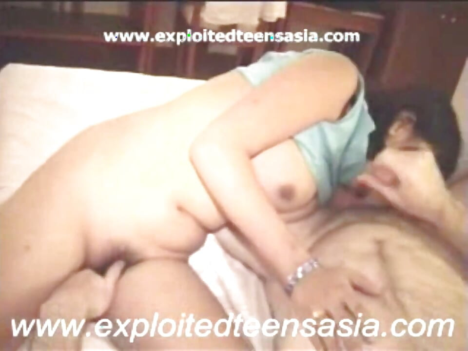 Amatrice vietnamienne exclusive Fon 18 Plus, gros seins, baisée sur le lit, par terre, cul parfait, va-et-vient intense, éjaculation dans la bouche, seins.