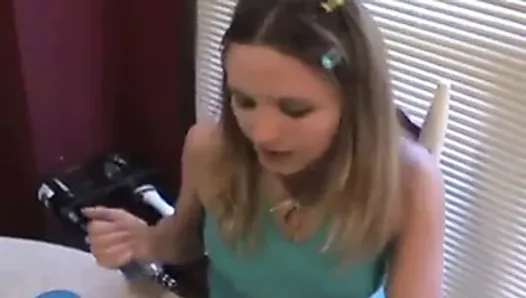 Une minette adolescente mignonne joue avec de la pâte à modeler