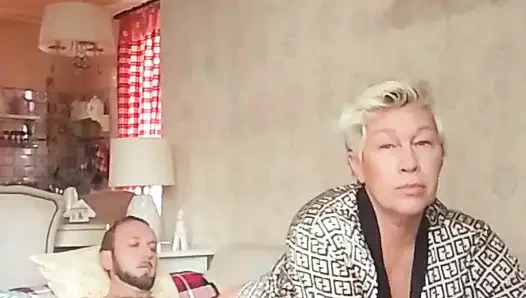 Ibu tiriku dan aku suka menonton film porno dan berhubungan seks