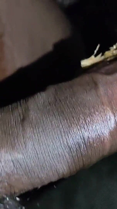 Indiano adolescente garoto fode um buraco de bambu para gozar e derrama muita porra dentro dele | Clipe 1