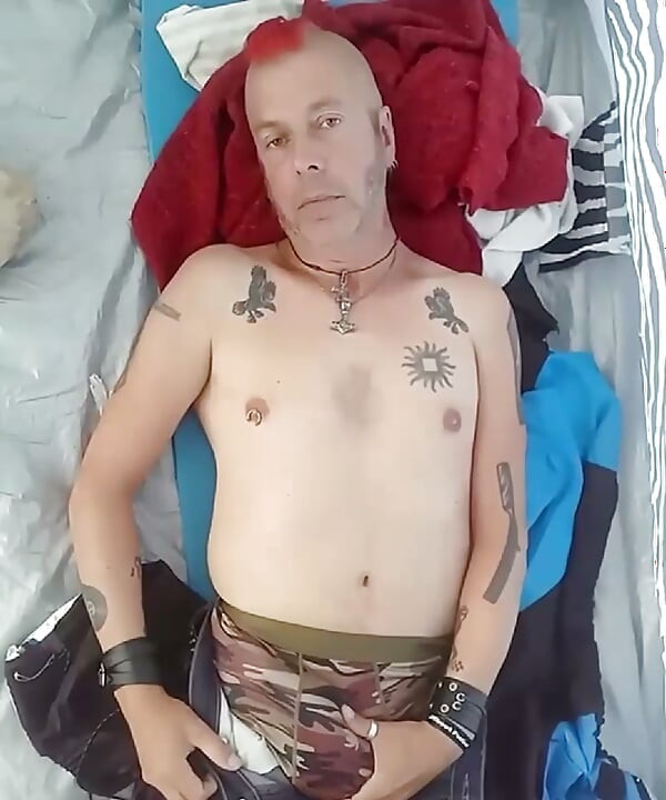 Punk koca sikini sallıyor