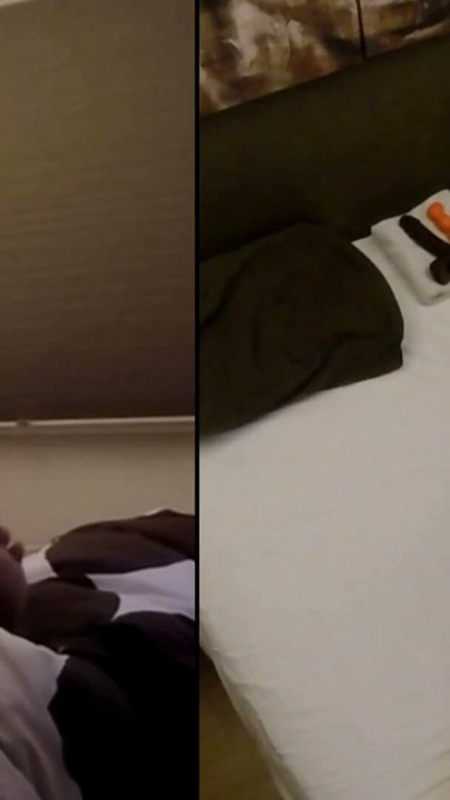 Uda hostes orta yaşlı seksi kadın üniforması hala açıkken sert sikiliyor, ateşli mavi eteğinin her yerine boşalıyor, işe geri dönüyor | Klip 2