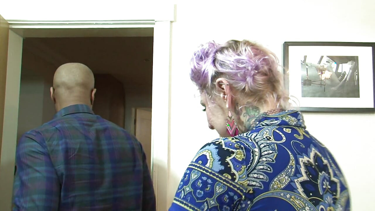 Chica caliente tatuada con gran culo follada por su bbc en el piso