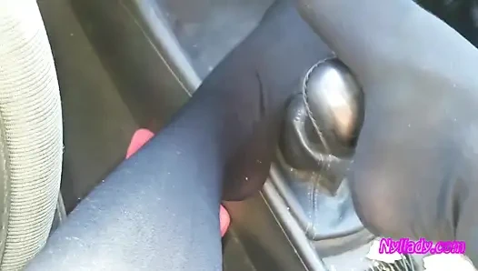 Erkek delisi yüksek topuklu çizmeler ve siyah bale daireleri içinde bravo'sunu sürüyor ve canlandırıyor