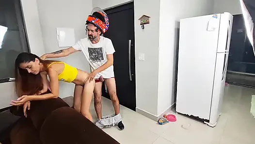 Sadece banyo havlusu giyen yalnız kız teslimat oğlanı alıyor!
