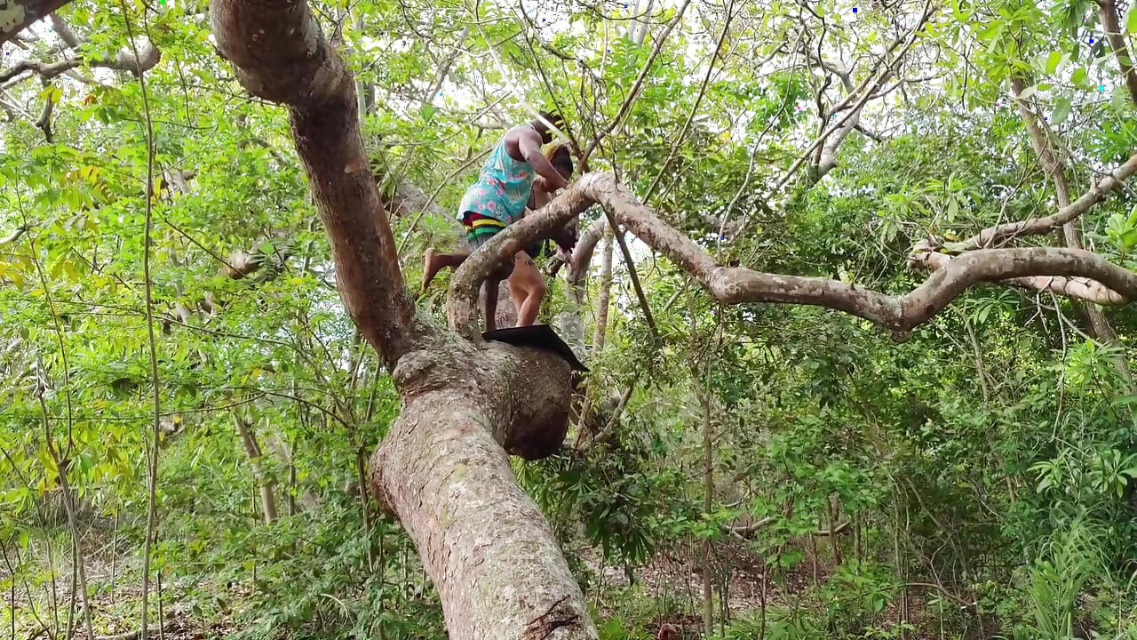 FRIEND I CAUGHT IT IN THE FOREST AND I PUT MY COCK VERY HARD GIVING A SIP INSIDE MY ASS