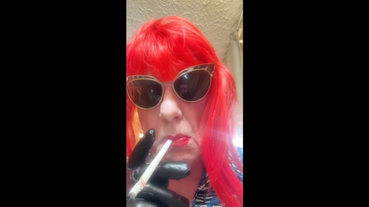SMOKING VS120 MENTHOLS IN THE BATHROOM - PINK WIG, BLACK GLOVES