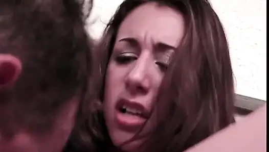 Geile brünette kommt nach der spring break-party nach hause, um einen älteren hengst zu knallen