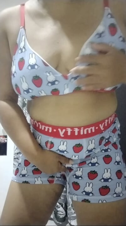 Sexy Filipina Milf, jugando con su sujetador y bragas Miffy