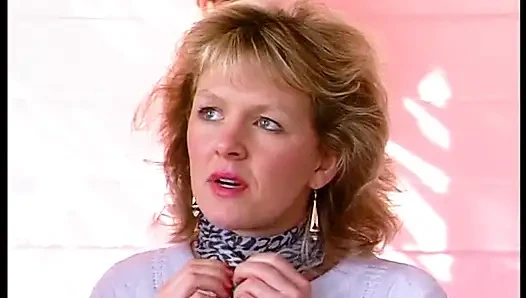 Sevimli sarışın piliç amını büyük bir dildoyla doldurmanın tadını çıkarıyor