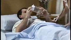 ナース・ステイシー・バレンタインが患者に手こきを与える（1998）