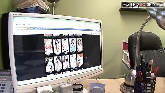 Azgın lezbolar parmakla parmaklıyor ve sonra uzun dildosunu amcıkların içine sokuyor