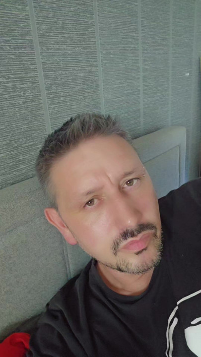 Kısa bir tanıtımım var, merhaba de