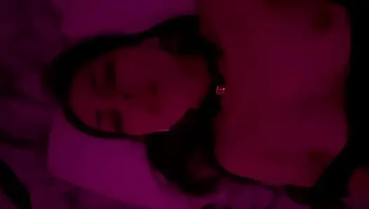 Kırmızı ışık altında gerçek çiftin samimi anı