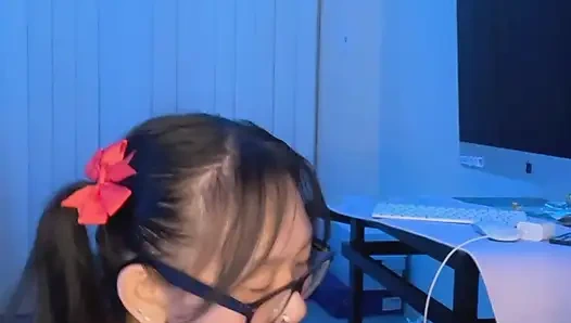 Ateşli inek Asyalı ekstra kredi için elle muamele ve sakso çekiyor büyük boşalma yüze boşalma