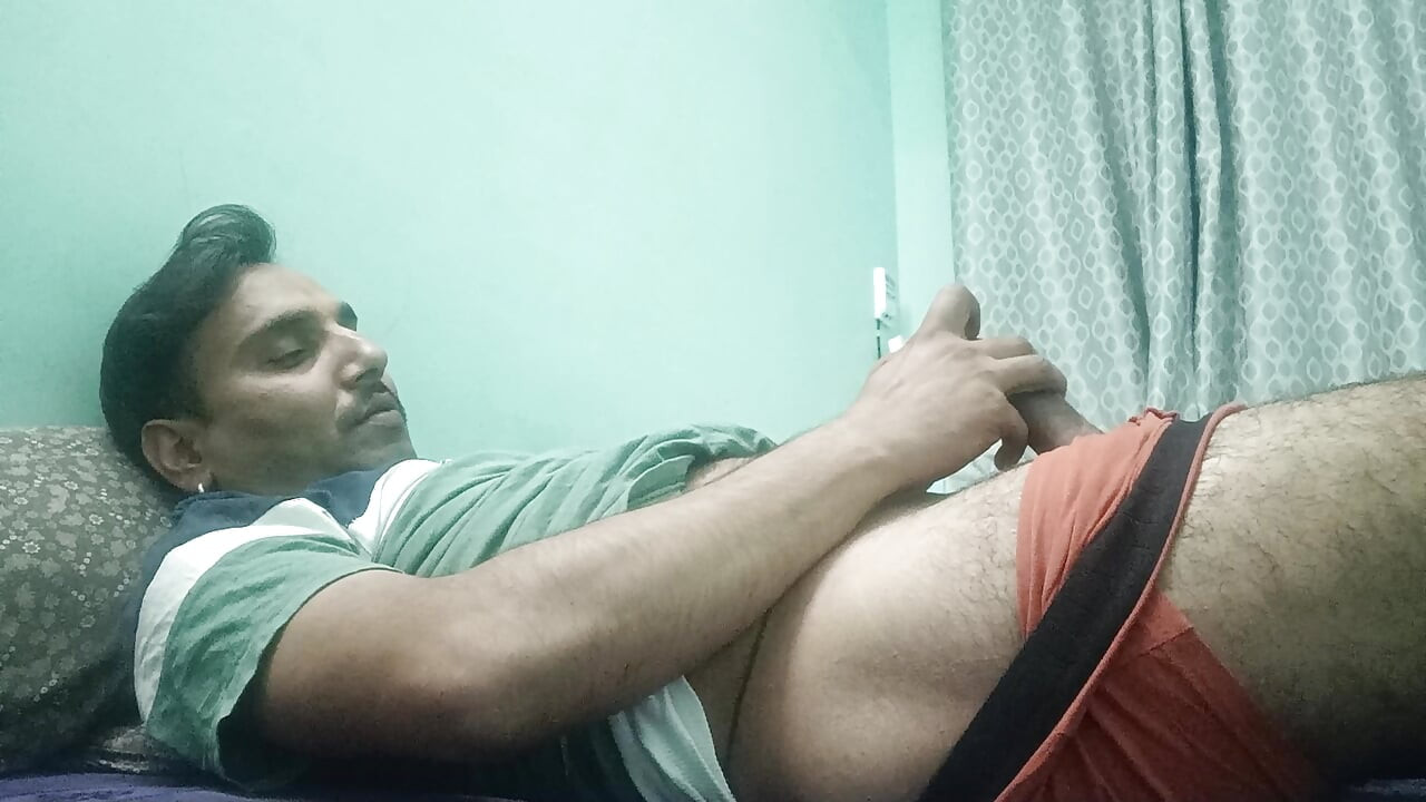 Hombre indio y muestra zapato de ducha y masturbación maestra