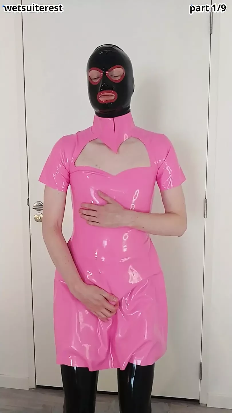 穿着橡胶丝袜和透明裤子的粉红色乳胶女仆礼服