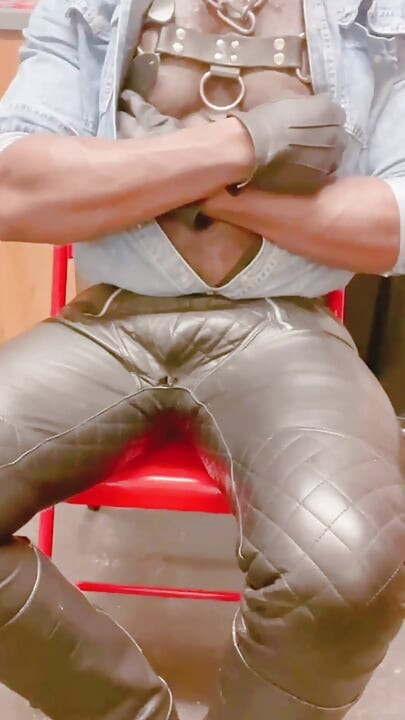 चमड़े की मांसपेशियों वाला सौतेला पिता एकल स्तनों का खेल