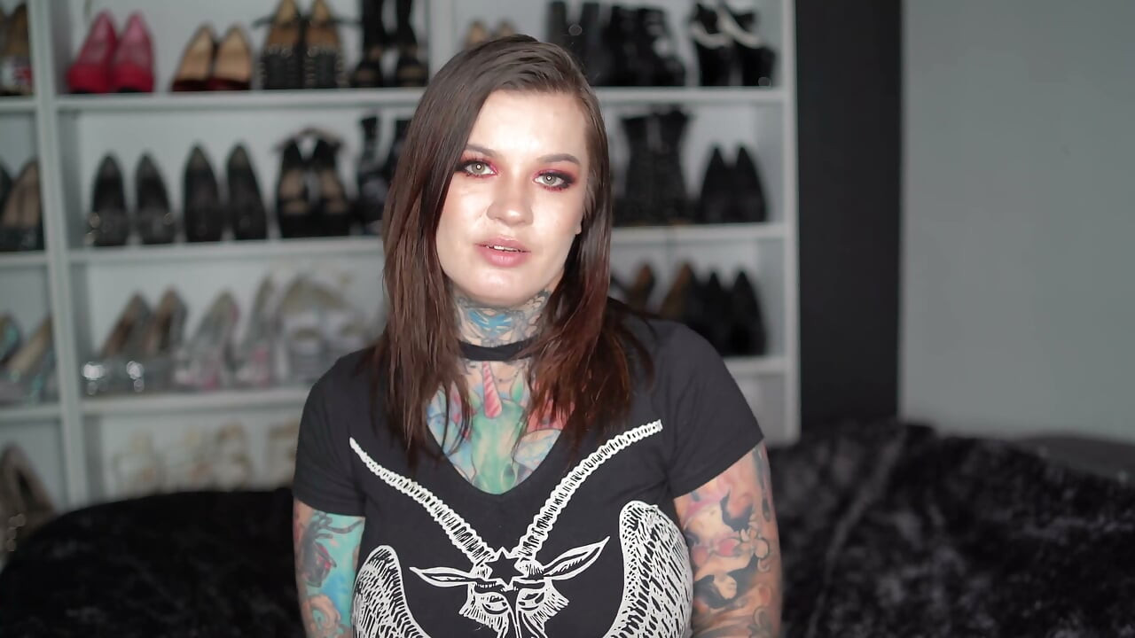 Video se zátahem na vysokých podpatcích
