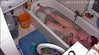 Betrapt bij het nemen van een bad (geen geluid)