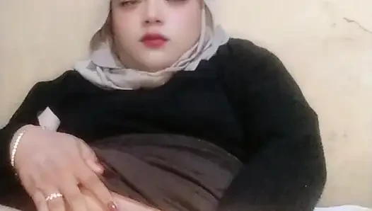 Tesettürlü travesti ivvy, butplugg ile oynuyor