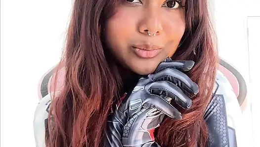 Маленькая девушка дези Mia Z мастурбирует и реагирует на хентай